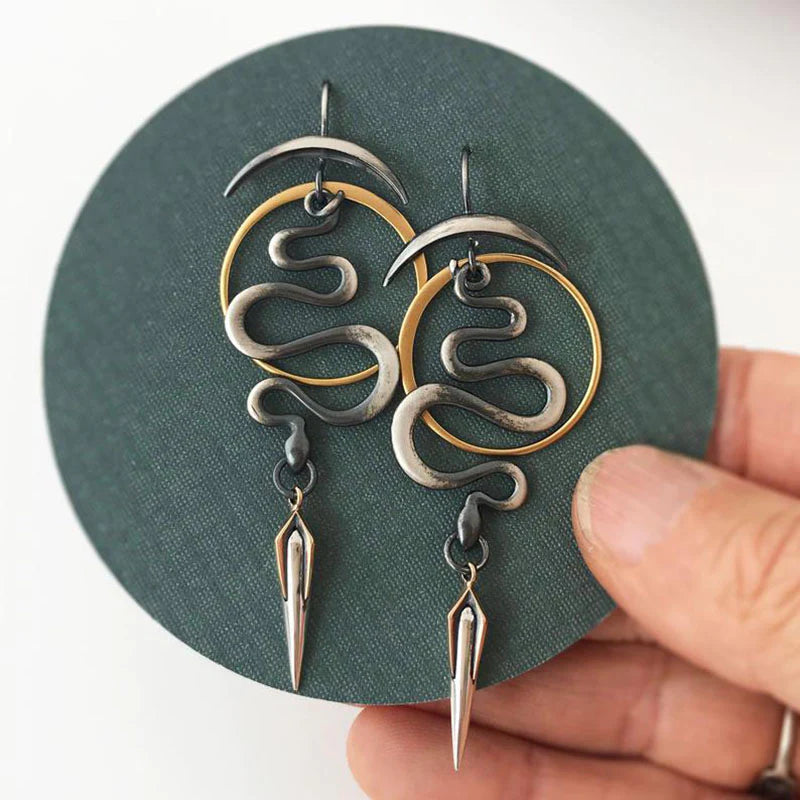 Uregelmæssige geometriske spiraløreringe i serpentin