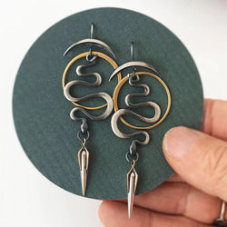 Uregelmæssige geometriske spiraløreringe i serpentin