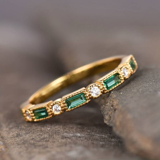 Guld ring med indlagt grøn zirkonia i vintage stil