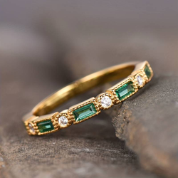 Guld ring med indlagt grøn zirkonia i vintage stil